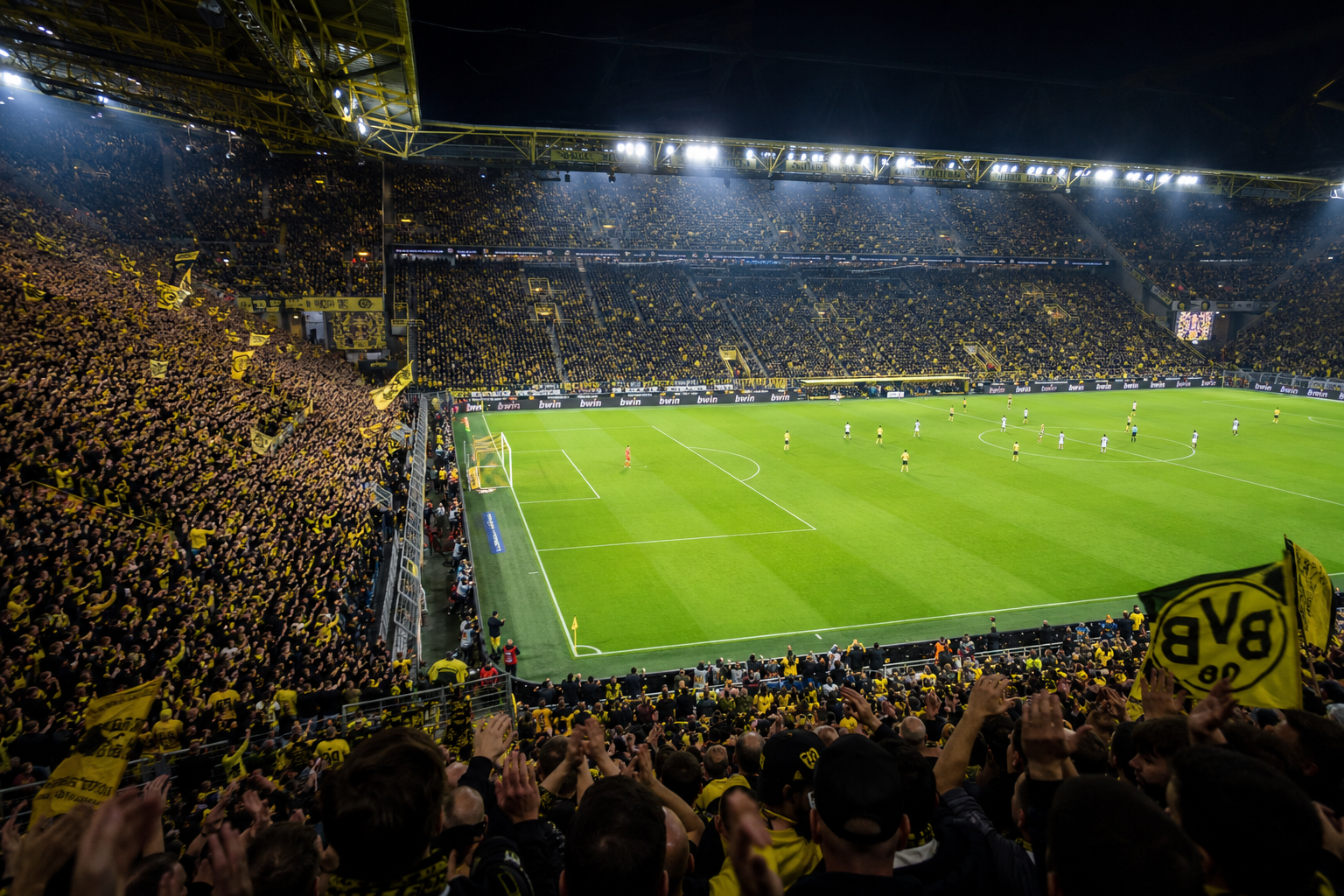 満員のサッカー専用スタジアムで選手に近いスタンド